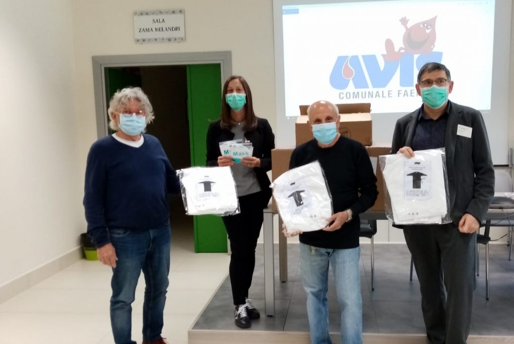 Faenza, l’Avis dona 550 camici e 400 mascherine FFP2 all’ospedale